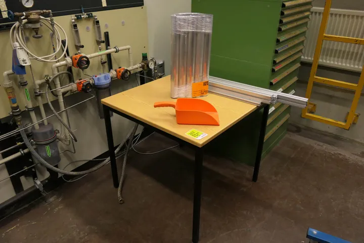 Tisch mit Inhalt Maße in cm ca.: 80 x 80 x 73